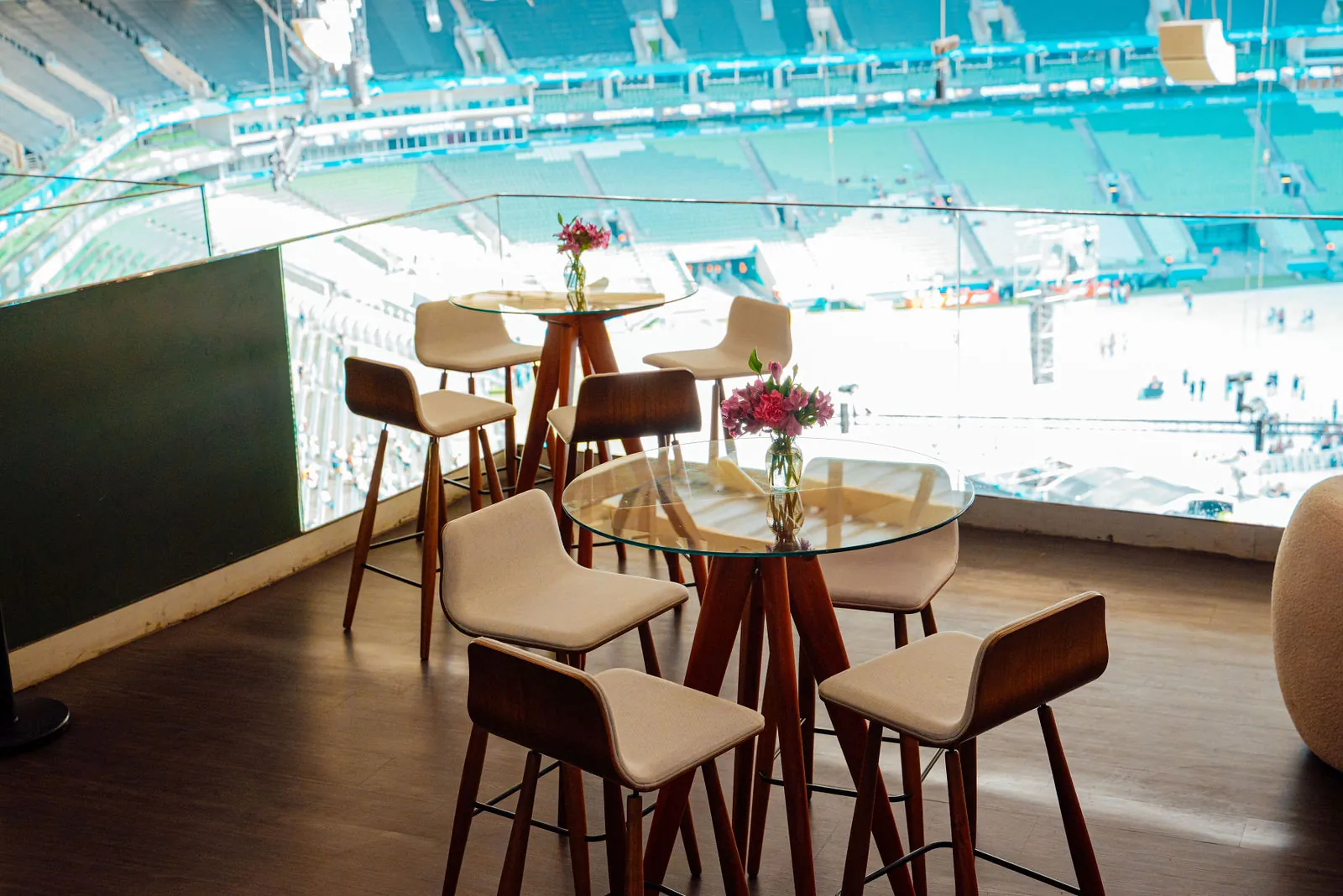 Mesas altas do lounge junto ao vidro do rooftop
