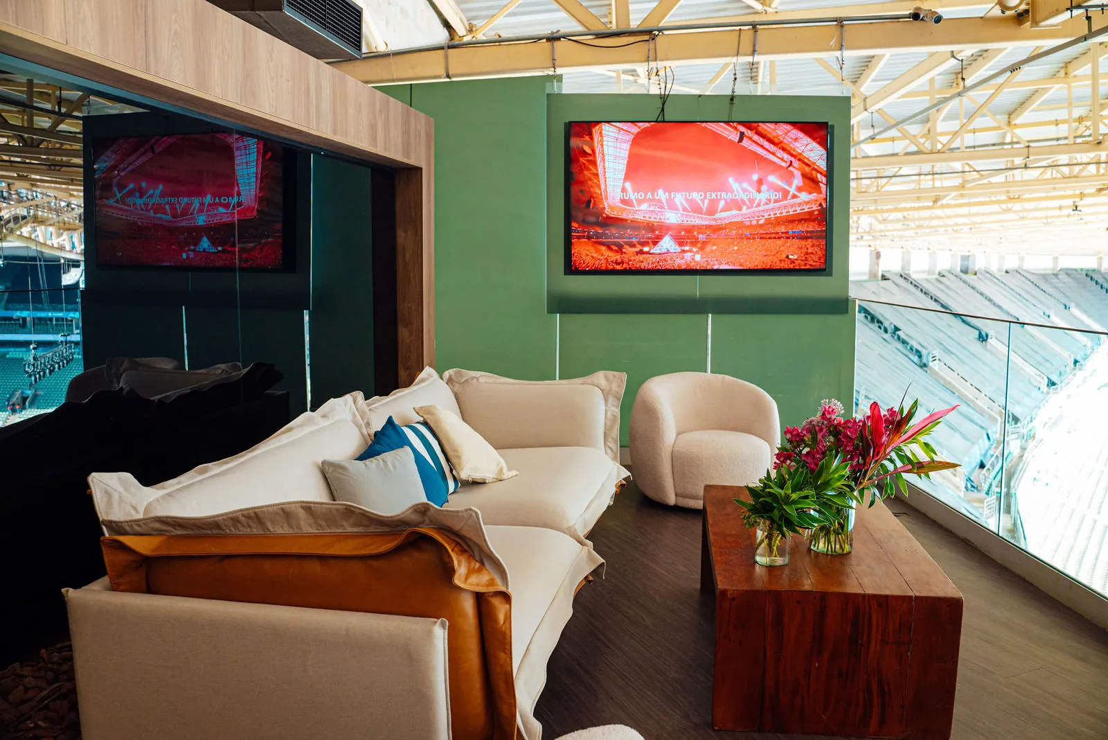 Canto do lounge com sofá, poltronas e TV