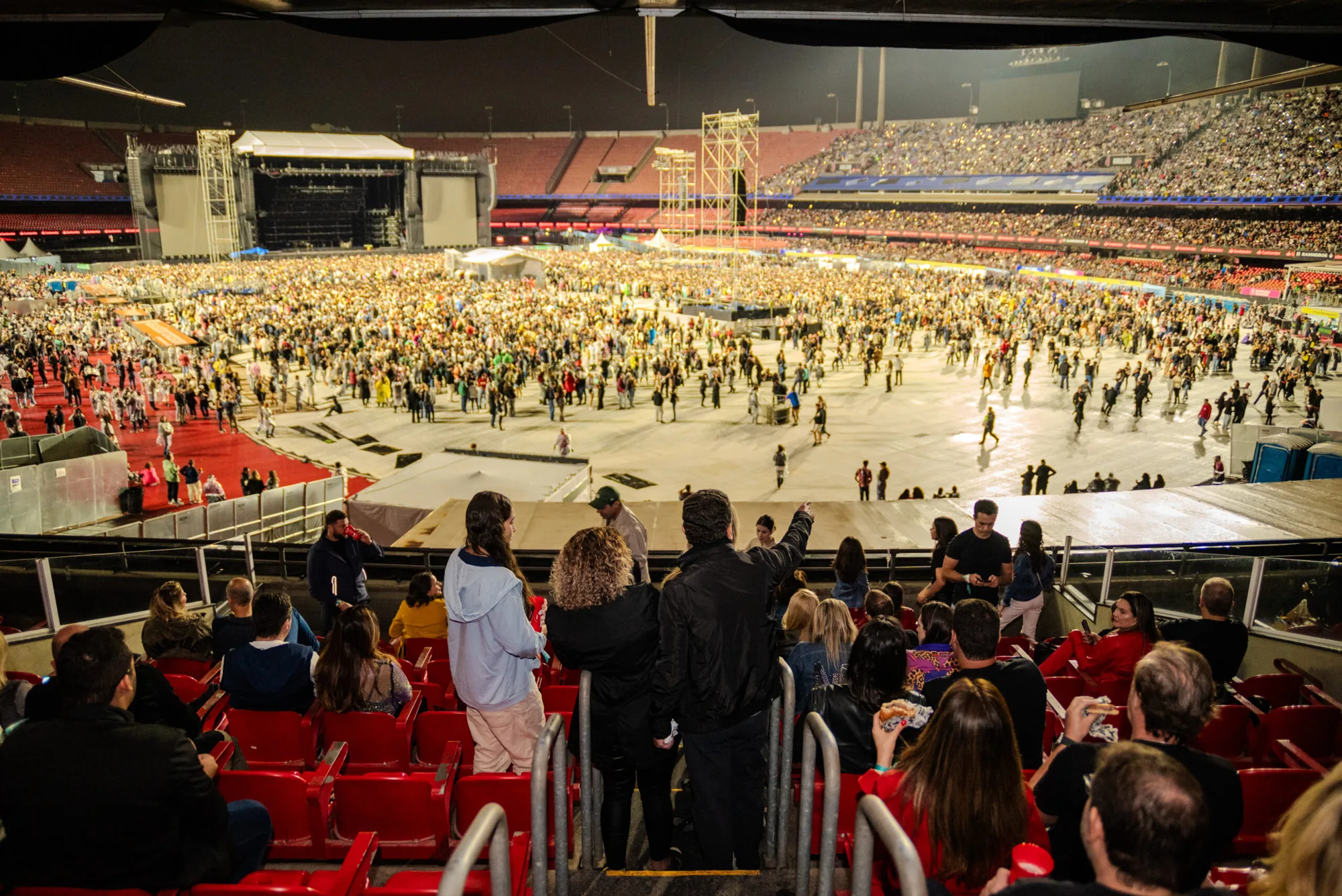 Vista das cadeiras para a pista lotada e o palco